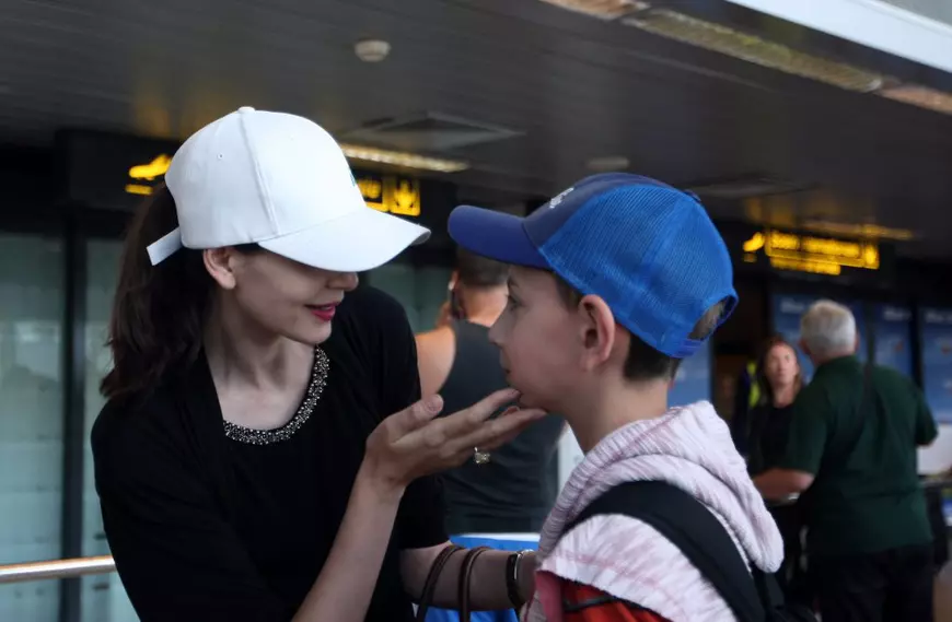 VIDEO EXCLUSIV / Surpriză de proporții pentru Monica Gabor și fiica ei la întoarcerea în România! Cine le-a așteptat la aeroport