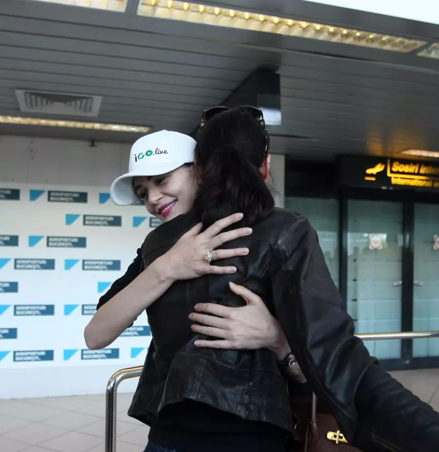 VIDEO EXCLUSIV / Surpriză de proporții pentru Monica Gabor și fiica ei la întoarcerea în România! Cine le-a așteptat la aeroport