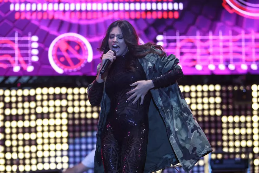 Antonia, show în Piața Universității de Ziua Europei. Nici bine n-a slăbit, că s-a rotunjit la loc |  FOTO