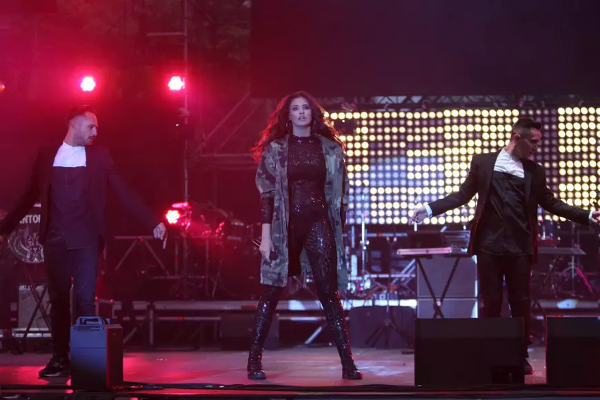 Antonia, show în Piața Universității de Ziua Europei. Nici bine n-a slăbit, că s-a rotunjit la loc |  FOTO