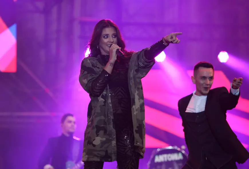 Antonia, show în Piața Universității de Ziua Europei. Nici bine n-a slăbit, că s-a rotunjit la loc |  FOTO