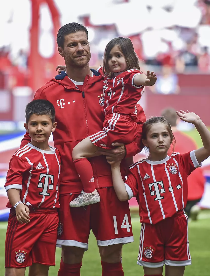 Xabi Alonso și-a luat rămas bun de la suporterii lui Bayern alături de copiii săi. (FOTO: EPA) 