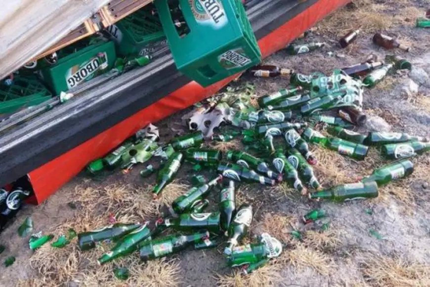 Sute de sticle de bere distruse în urma unui accident de TIR pe DN 2B
