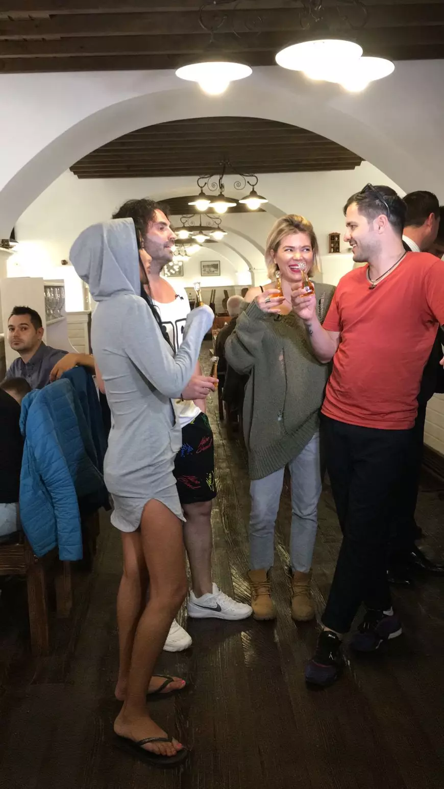 EXCLUSIV/ Daniela Crudu a rupt normele la filmările de la Brașov. A gătit în costum de baie și a dat tonul la băut