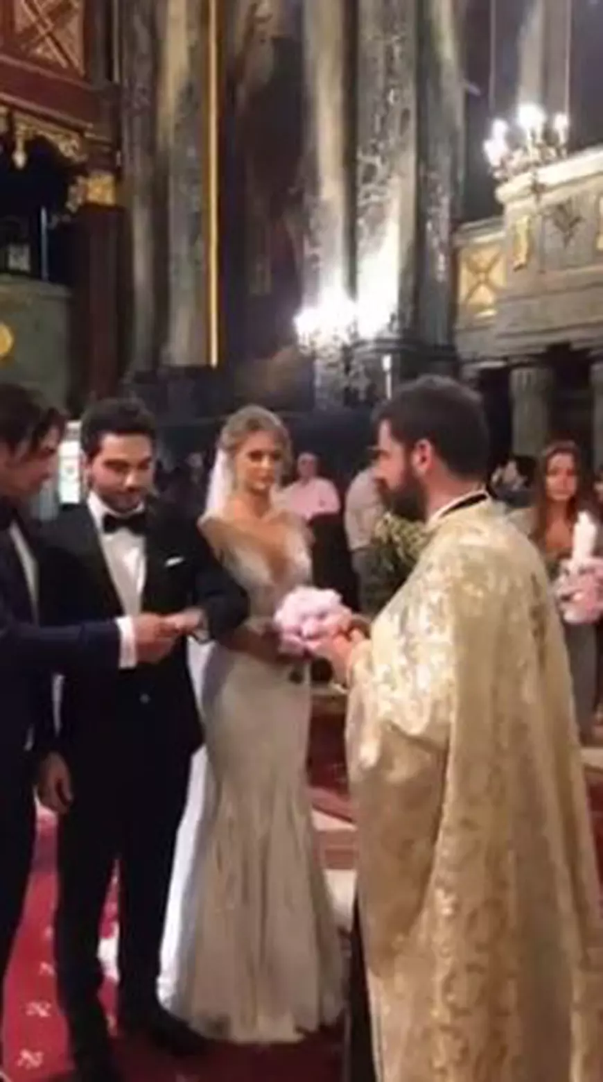 Primele imagini de la nunta surorii Deliei. Cum au arătat mireasa și nașa | VIDEO