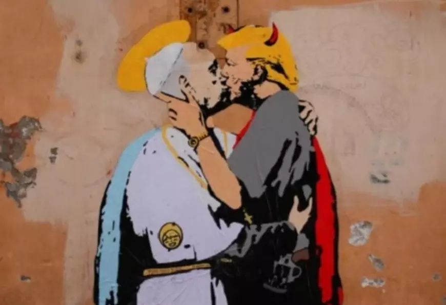 Desen controversat lângă Vatican: Papa Francisc se sărută cu Donald Trump
