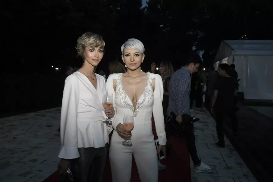 FOTO EXCLUSIV/ Senzație pe covorul roșu la petrecerea VIVA! Evenimentul anului, maraton de decolteuri celebre!