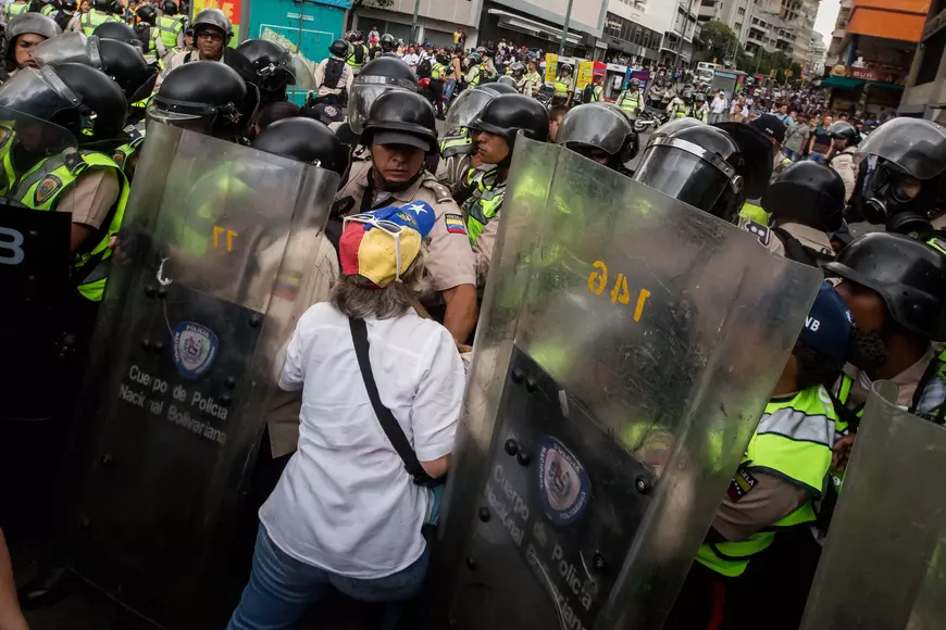 Criza din Venezuela | Mii de bătrâni au ieșit în stradă pentru a protesta. Oamenii s-au ciocnit cu forțele de ordine