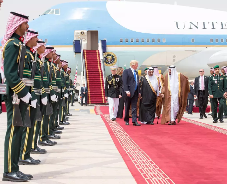 Donald Trump a ajuns în Arabia Saudită, prima țară pe care o vizitează în timpul turneului extern. Mesajul Melaniei Trump
