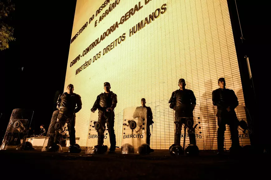 violențe în Brazilia - forte de ordine pazind un minister