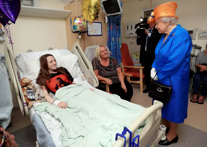 Regina Elisabeta a II-a a Marii Britanii, în vizită la copiii răniți în atacul de la Manchester Arena