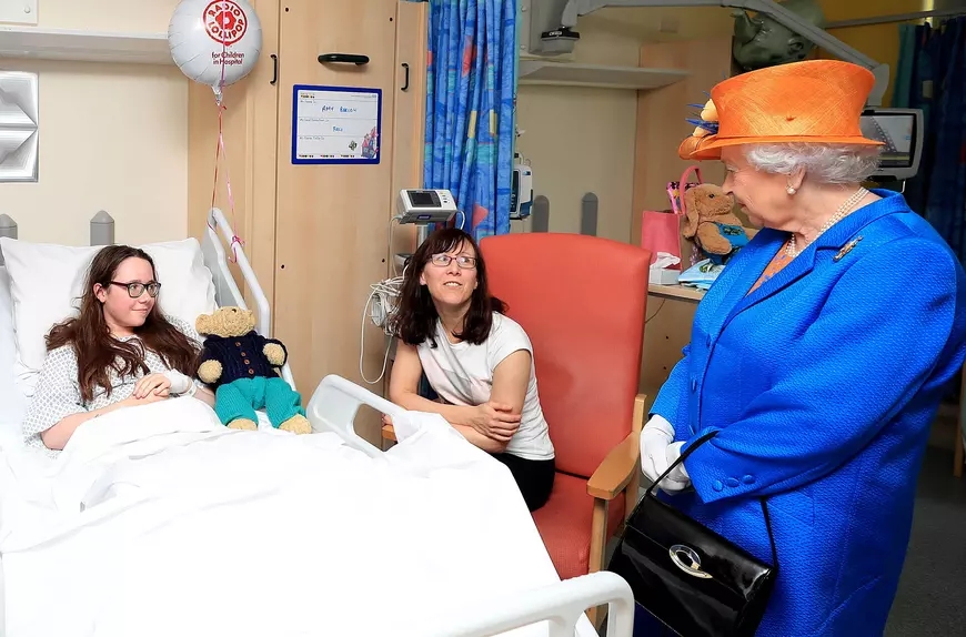 Regina Elisabeta a II-a a Marii Britanii, în vizită la copiii răniți în atacul de la Manchester Arena