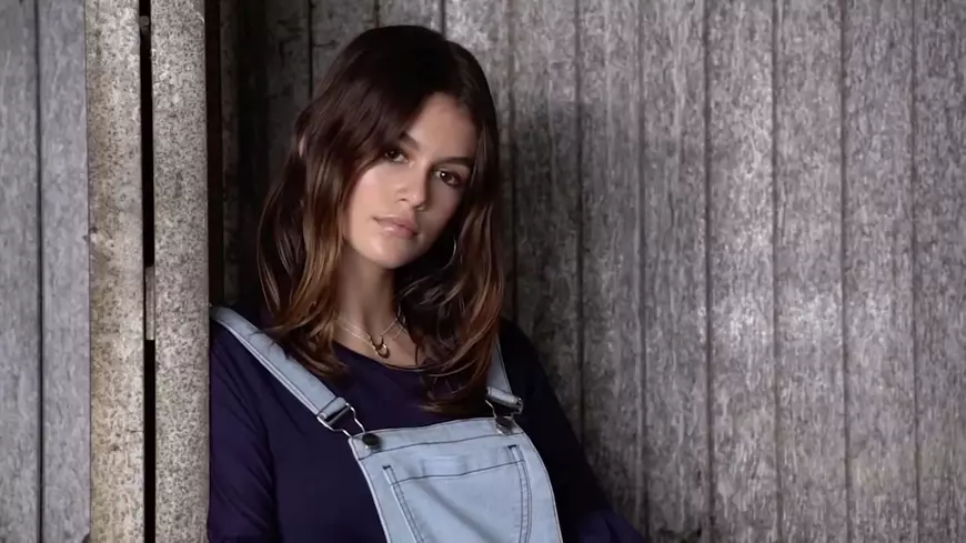 Fiica lui Cindy Crawford calcă pe urmele mamei sale. Kaia Gerber este imaginea unei brand de îmbrăcăminte