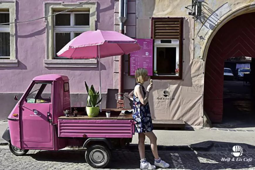 Afacere inedită într-un spațiu de 5,4 metri pătrați. Prepară înghețată cu fructe proaspete