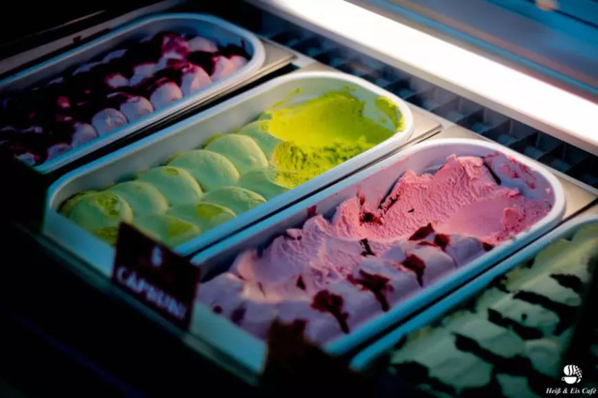 Afacere inedită într-un spațiu de 5,4 metri pătrați. Prepară înghețată cu fructe proaspete