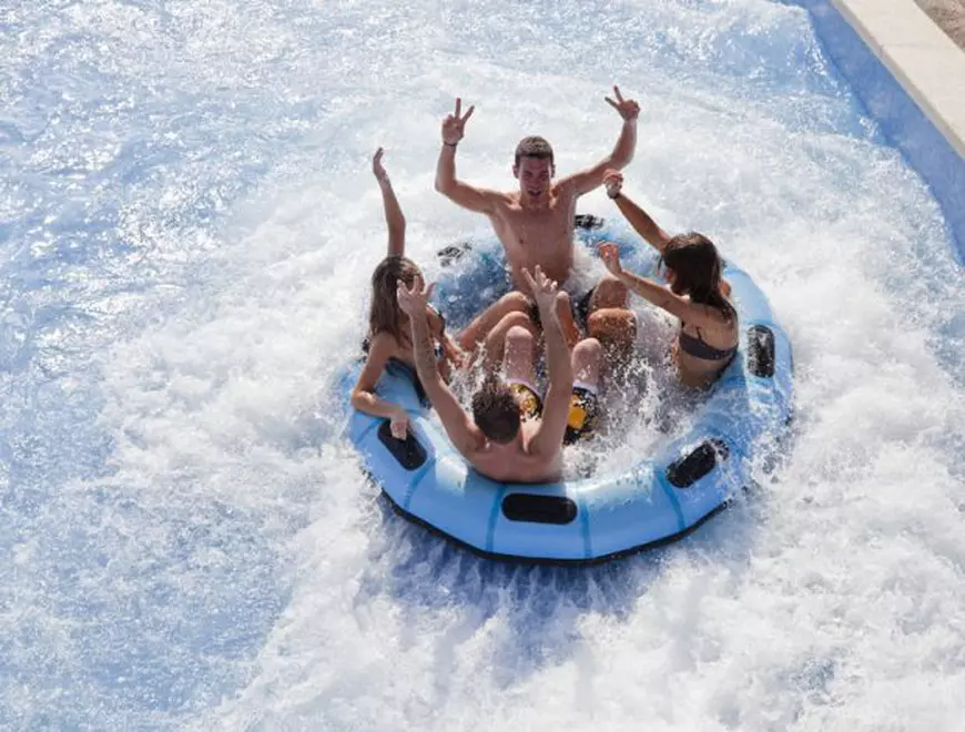 (P) Distracții cu piticii în parcurile acvatice din Costa Brava