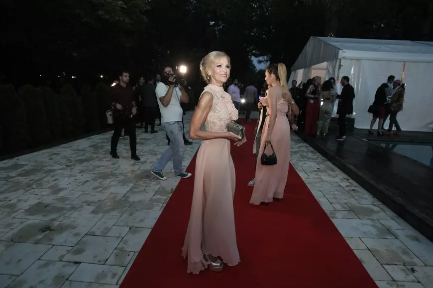 FOTO EXCLUSIV/ Senzație pe covorul roșu la petrecerea VIVA! Evenimentul anului, maraton de decolteuri celebre!