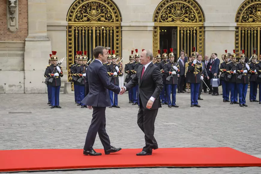 Macron l-a primit pe Putin la Versailles