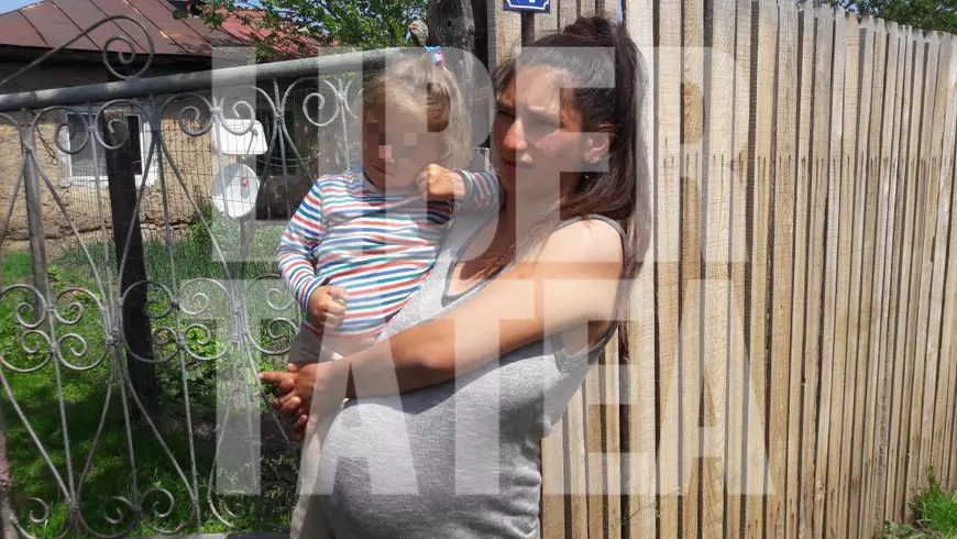 VIDEO EXCLUSIV. ”Am crezut că l-au mâncat câinii, mititelu’!” Mama copilului înghițit de puțul din curtea casei e răpusă de dor