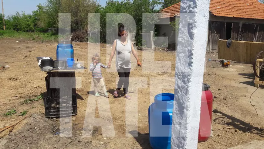 VIDEO EXCLUSIV. ”Am crezut că l-au mâncat câinii, mititelu’!” Mama copilului înghițit de puțul din curtea casei e răpusă de dor