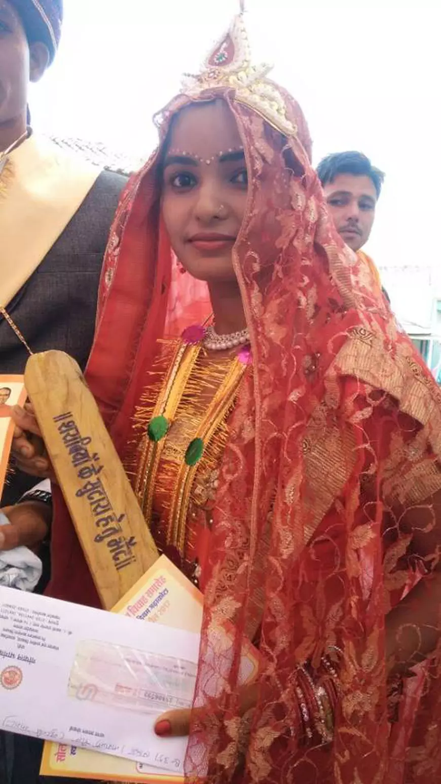 Sute de mirese din India au primit bâte pentru a se apăra de soți