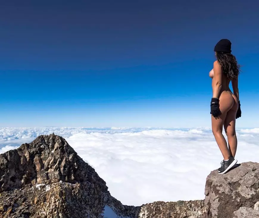 Un model Playboy a înfuriat Noua Zeelandă, după ce a pozat complet goală în vârful unui munte