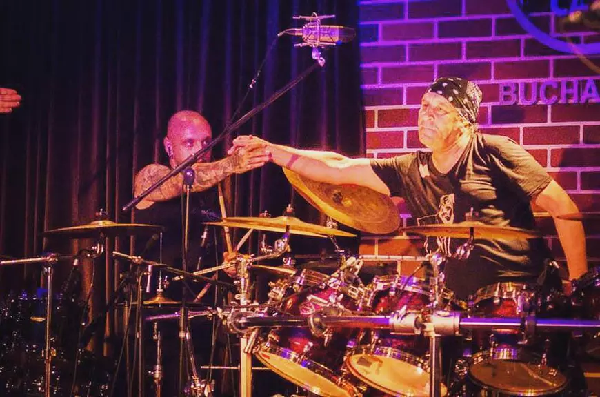 VIDEO/ Emoție până la lacrimi la ultimul concert Iris. Fiul lui Nelu Dumitrescu i-a fost sprijin pe scenă toboșarului greu încercat de boală