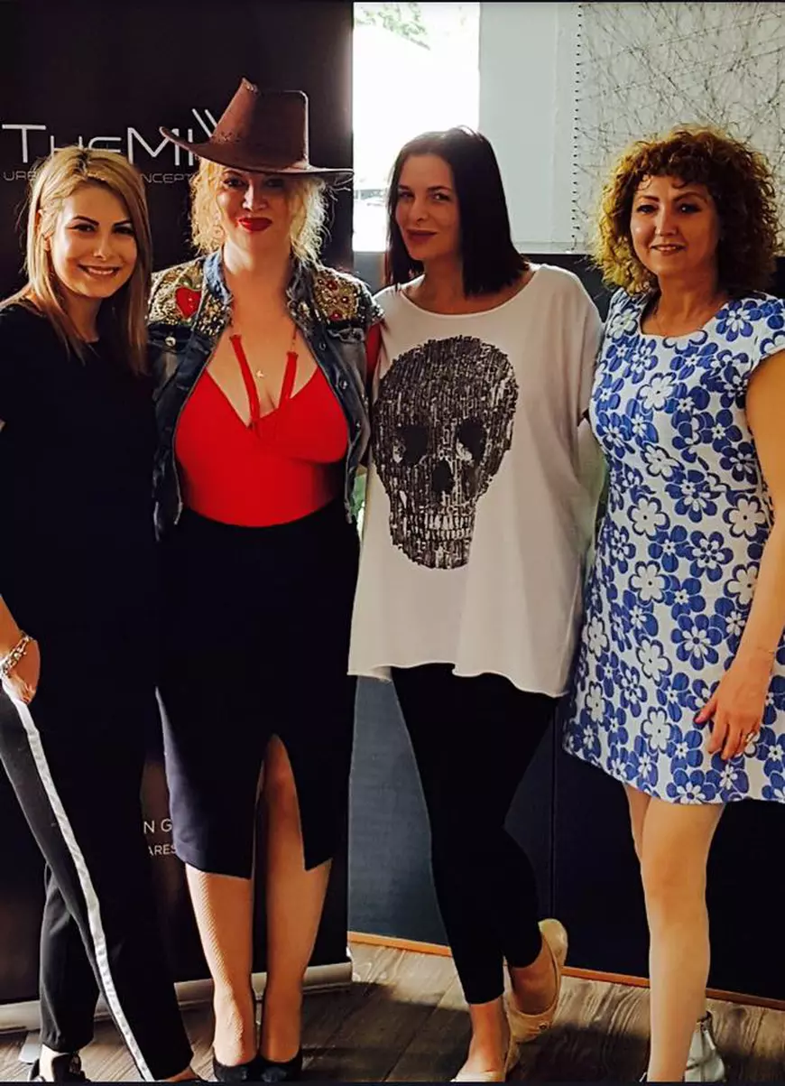 Sânii Oanei Lis au luat-o la vale. În ce hal arată bustul blondei