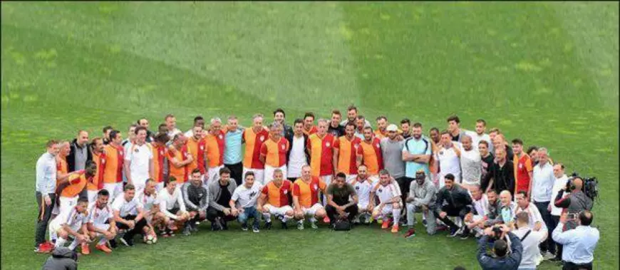 Gică Hagi, felicitat la Istanbul pentru titlul obţinut cu FC Viitorul. "Regele" a serbat şi cucerirea Cupei UEFA cu Galata / FOTO