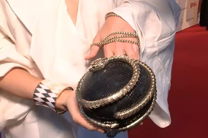 VIDEO EXCLUSIV/ Viva! Party 18 ani. Andreea Bănică nu și-a mai luat la ea ”încălzitorul de funduleț”! Am aflat ce ascund vedetele în poșete