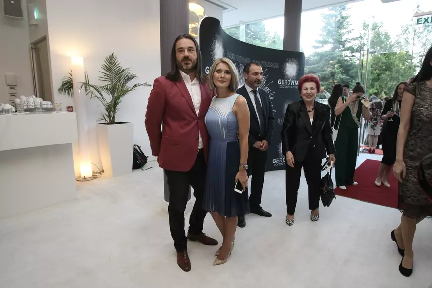 VIDEO EXCLUSIV/ Dependentă de creme! Sandra Stoicescu le cară după ea chiar dacă pleacă doar pentru o zi