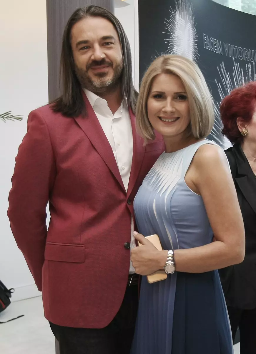 VIDEO EXCLUSIV/ Dependentă de creme! Sandra Stoicescu le cară după ea chiar dacă pleacă doar pentru o zi