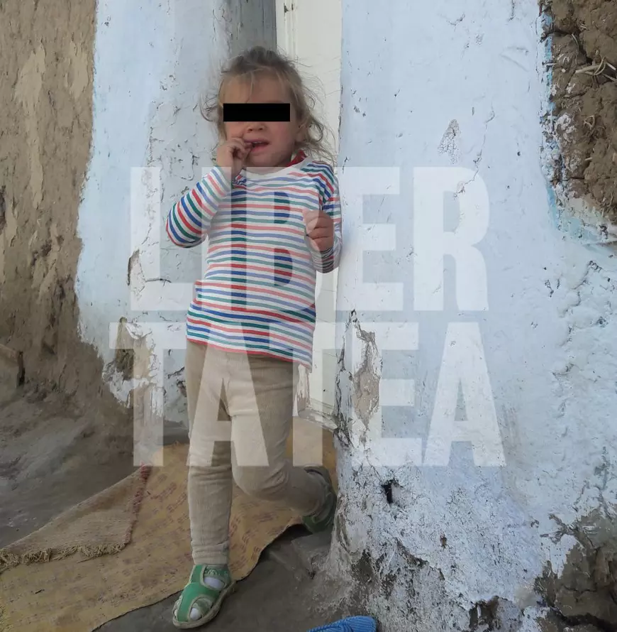 VIDEO EXCLUSIV. ”Am crezut că l-au mâncat câinii, mititelu’!” Mama copilului înghițit de puțul din curtea casei e răpusă de dor