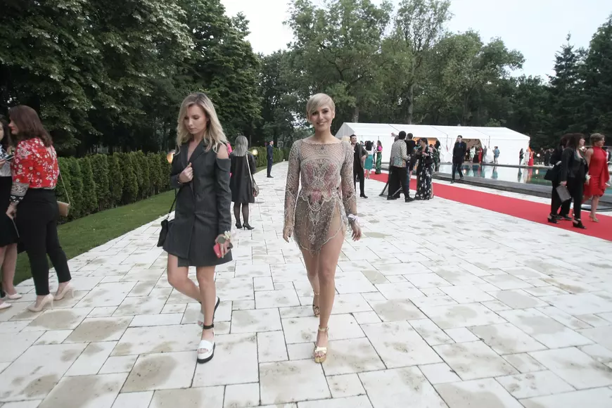 FOTO EXCLUSIV/ Senzație pe covorul roșu la petrecerea VIVA! Evenimentul anului, maraton de decolteuri celebre!