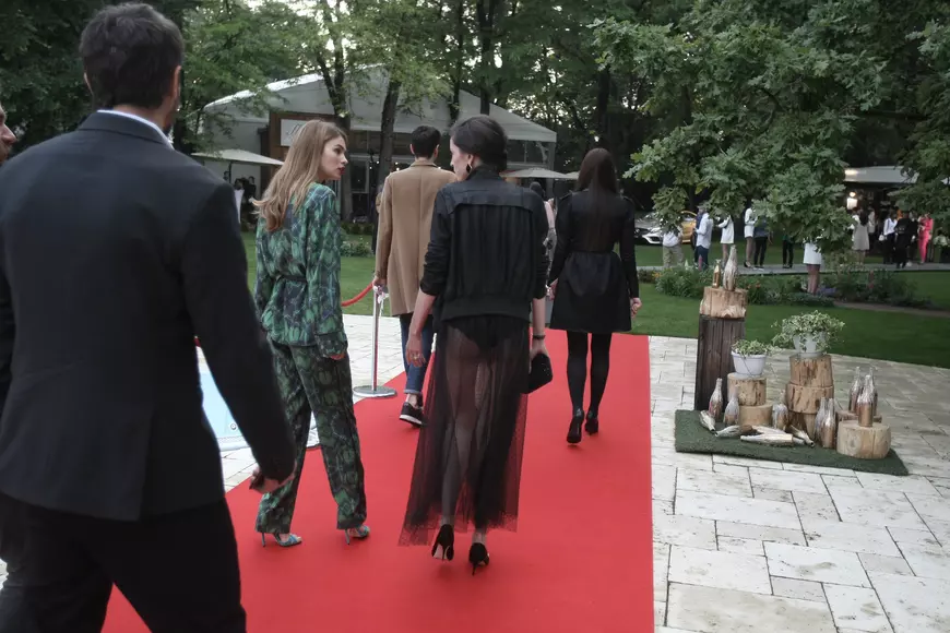 FOTO EXCLUSIV/ Senzație pe covorul roșu la petrecerea VIVA! Evenimentul anului, maraton de decolteuri celebre!