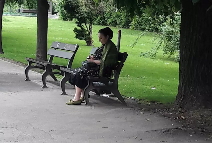 FOTO EXCLUSIV/ Apariție bizară. Marea solistă de muzică populară Ștefania Rareș singură și tristă, pe o bancă, în parc