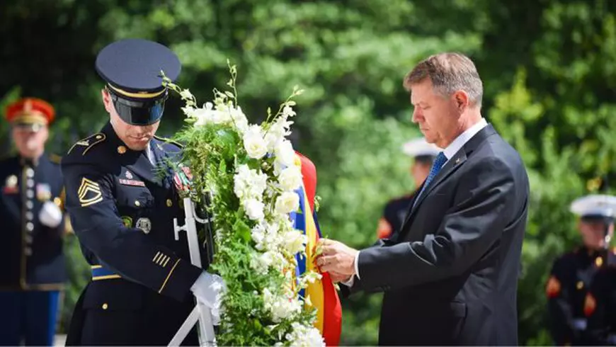 Președintele Iohannis, vizită oficială în SUA: A depus o coroană de flori la Monumentul Soldatului Necunoscut, de la Washington