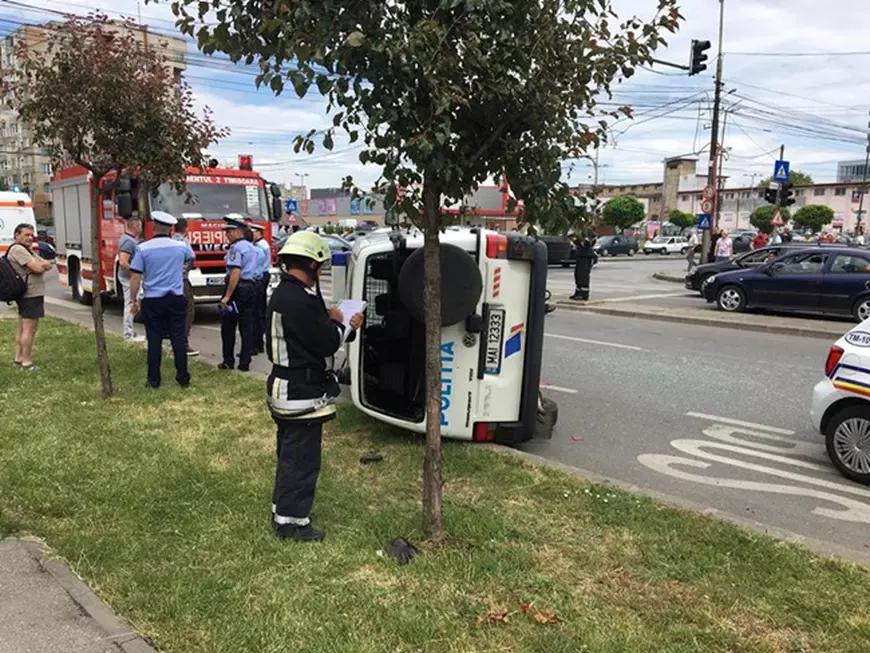 O mașină de poliţie în misiune, răsturnată de o şoferiţă care nu i-a acordat prioritate
