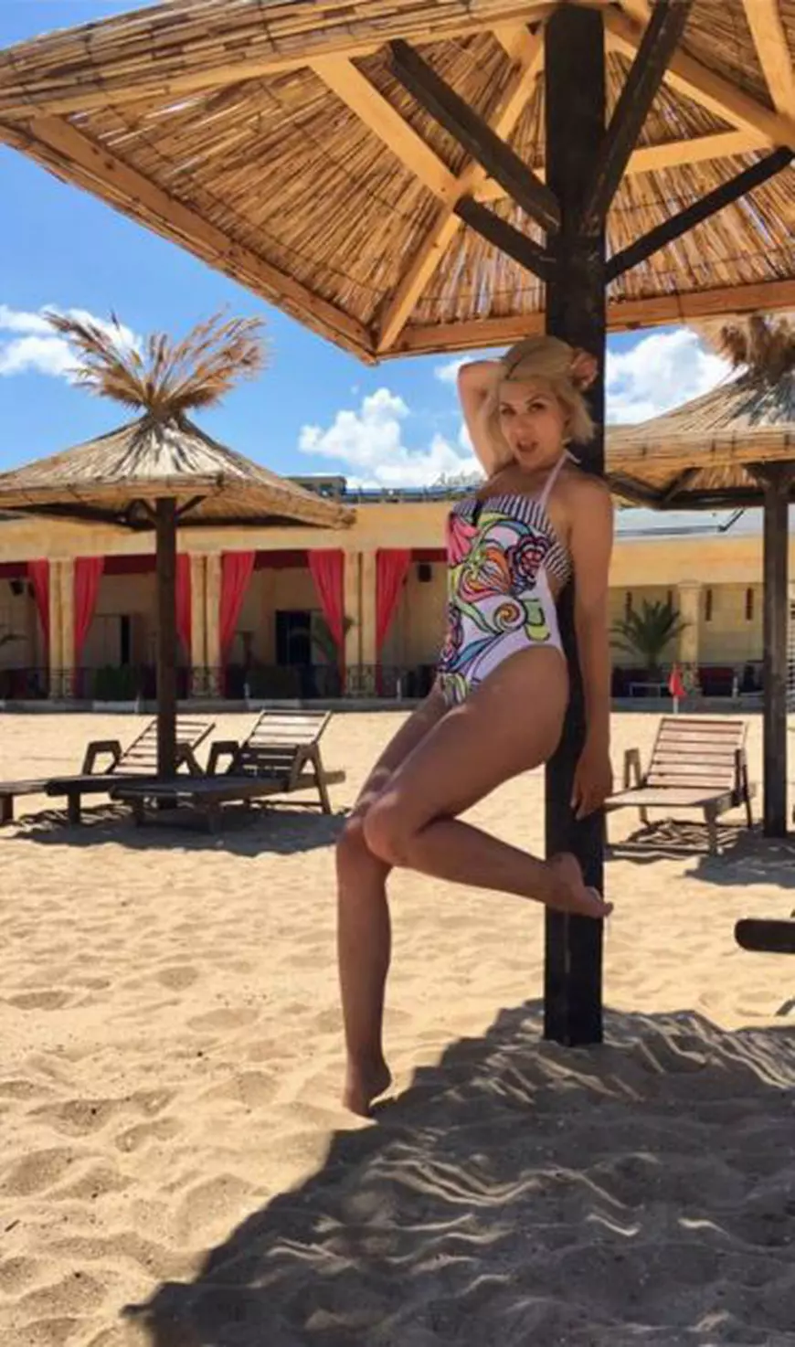 Sorana Darclee, în costum de baie la plajă. Artista a încins atmosfera la malul mării