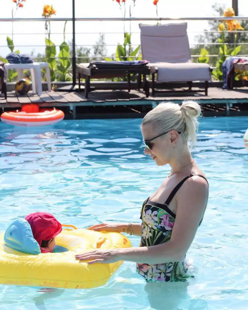 Jojo, în costum de baie după ce a născut a doua oară. Și-a dus fetița la piscină