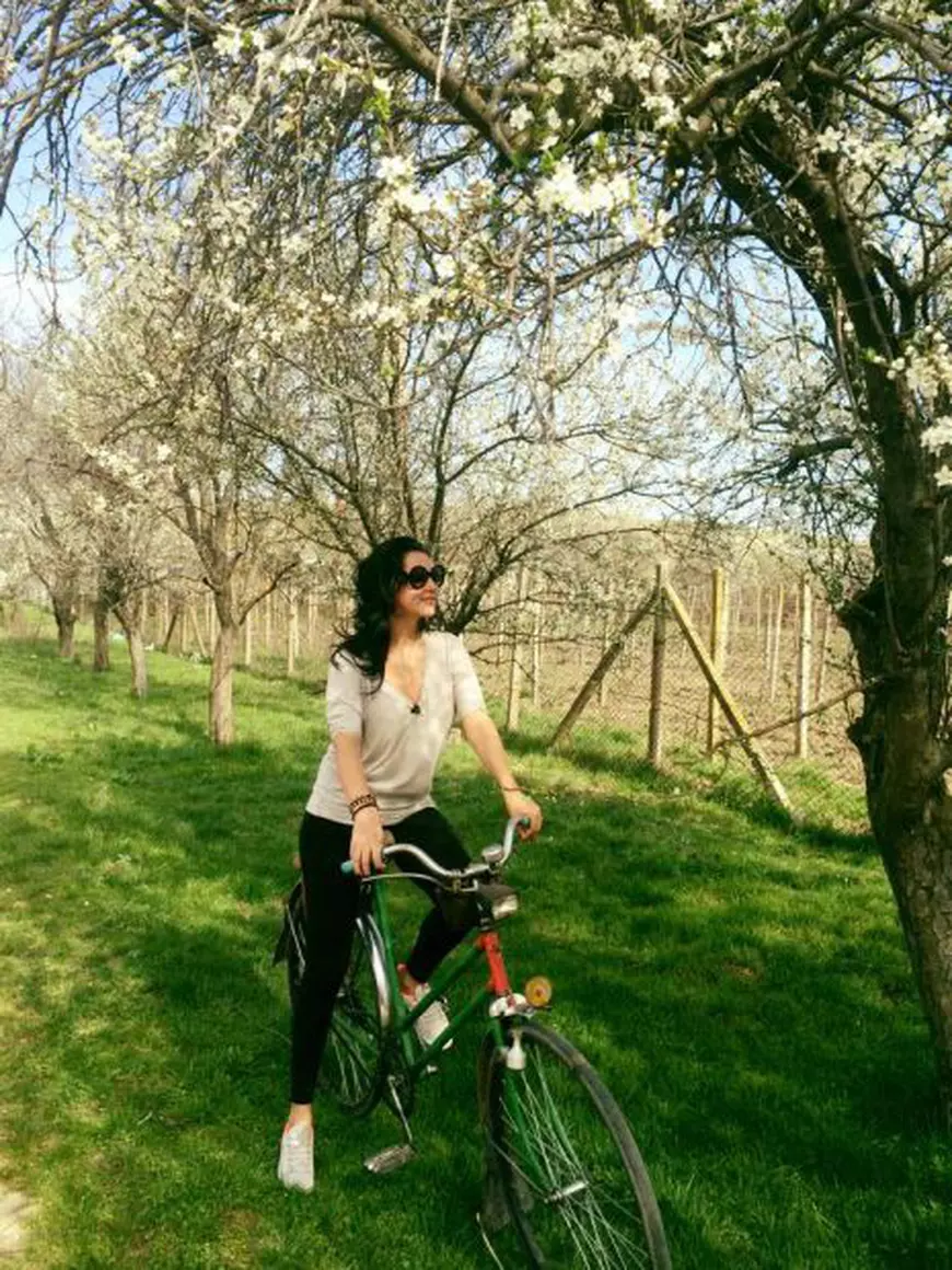 Lavinia Pîrva s-a plimbat cu bicicleta bunicului ei. Ipostaza în care artista nu a mai fost văzută