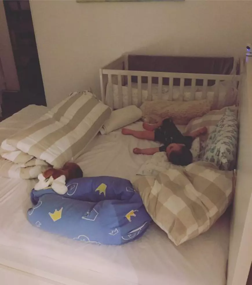 Băiețelul Addei face ce vrea. Alexandru a refuzat să doarmă în pătuțul lui, așa că mama lui a găsit altă soluție