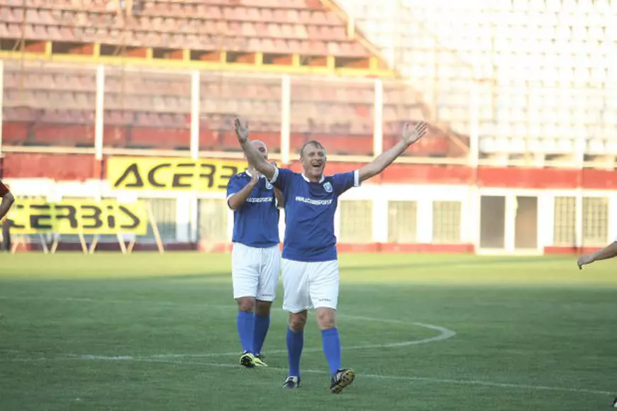 Selecție de imagini de la turneul de old-boys din Giulești. Gabi Szabo, rapidistă până în vârful pantofilor, Adi Matei - cotonogarul de serviciu, Cârțu - antrenor în ciorapi | FOTO