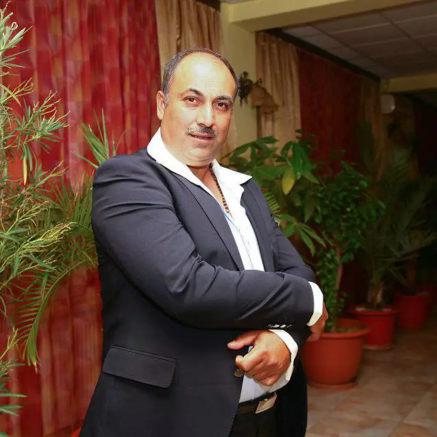 VIDEO EXCLUSIV/ Un manelist le-a declarat război nuntașilor care l-au jefuit după ce l-au plătit să le cânte.  ”Data viitoare scot pușca și trag, nu mă uit unde!”