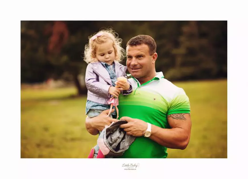 Șeful de la fitness are o angajată de numai șase ani: e fiica lui, Maura!
