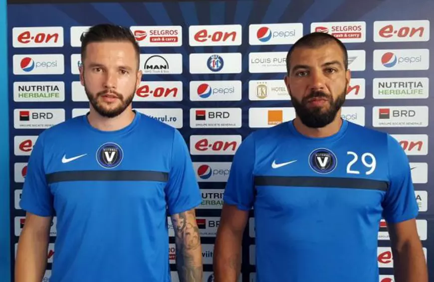 Andrei Dumitraș (stânga) și Marius Constantin, în echipamentul Viitorului