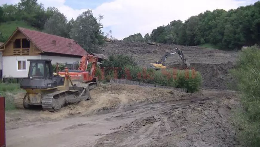 Familii evacuate din cauza alunecării de teren din Alunu