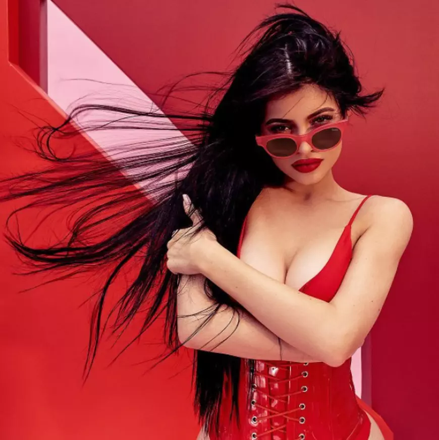 Kylie Jenner își arată formele voluptoase într-o campanie publicitară pentru ochelari de soare