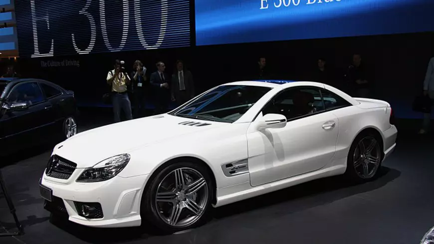 Mercedes SL 63 AMG, mașina pe care o conduce Alexandru Maxim. 