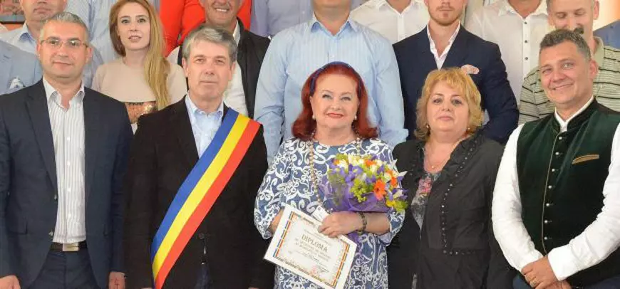 Stela Popescu, cetățean de onoare al Brașovului. Aceasta a debutat ca actriță la poalele Tâmpei